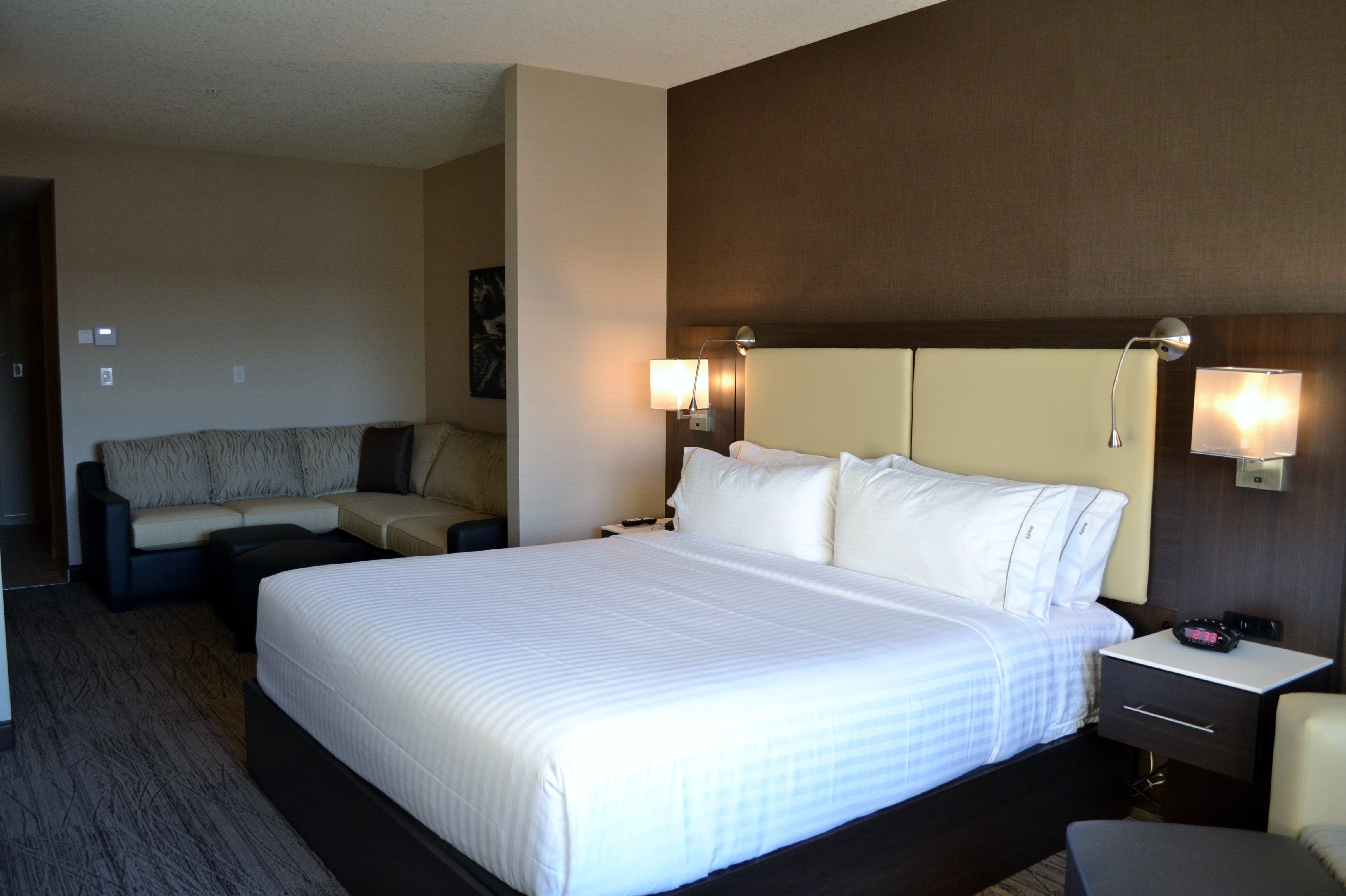 Holiday Inn Express & Suites Cold Lake By Ihg Экстерьер фото